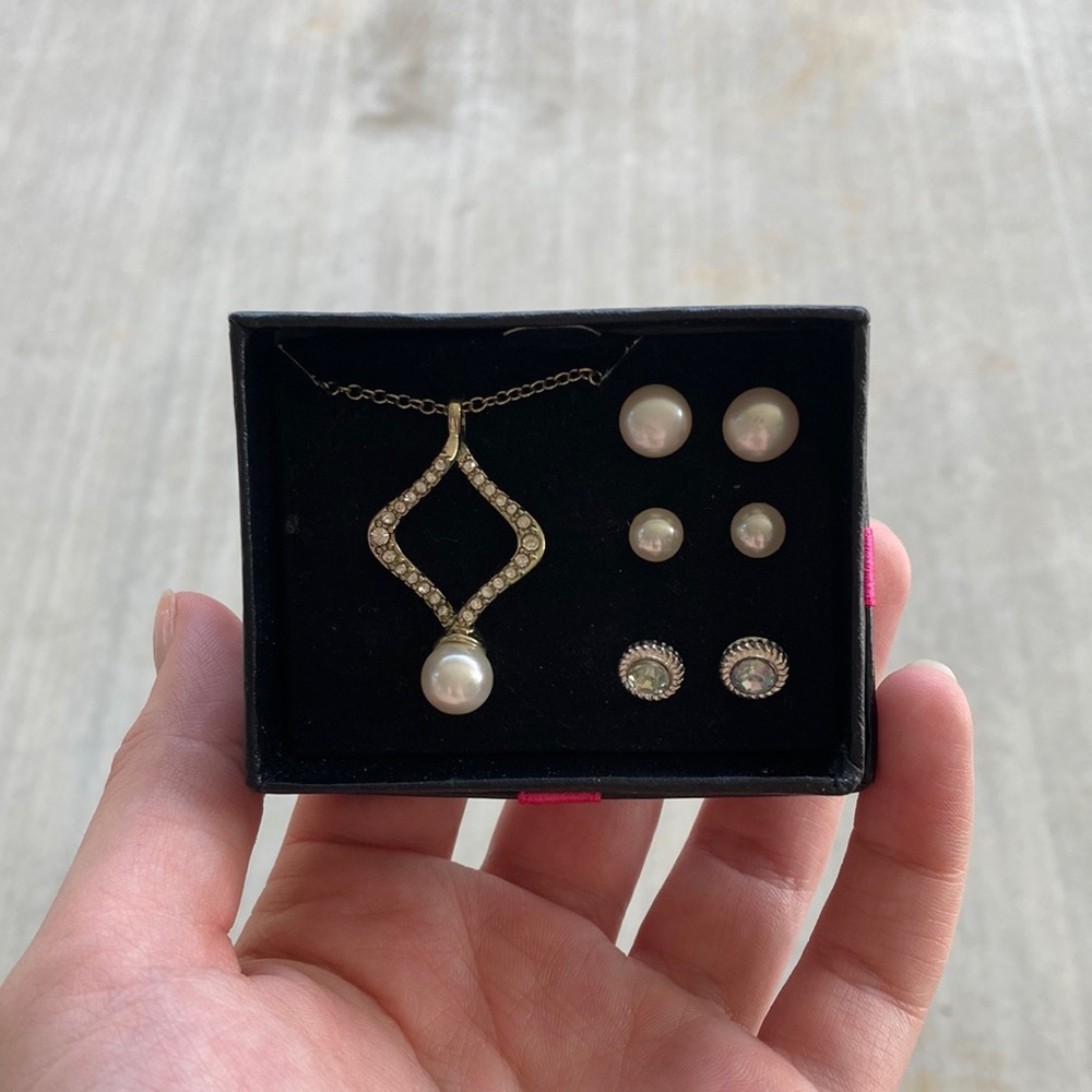 Avon Pearl and Rhinestone Necklace and Earring Set